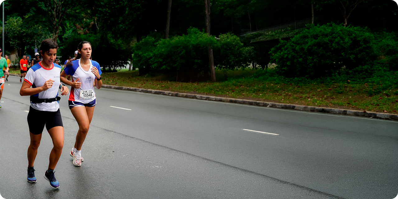 Alunas correndo em uma maratona